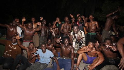 Unos doscientos inmigrantes subsaharianos han logrado cruzar el paso fronterizo del Tarajal, en la ciudad aut&oacute;noma de Ceuta