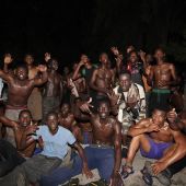 Unos doscientos inmigrantes subsaharianos han logrado cruzar el paso fronterizo del Tarajal, en la ciudad autónoma de Ceuta