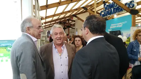 Bertino Velasco e Isaac Pola (de espaldas) Visita institucional al stand de Clas en la Fidma