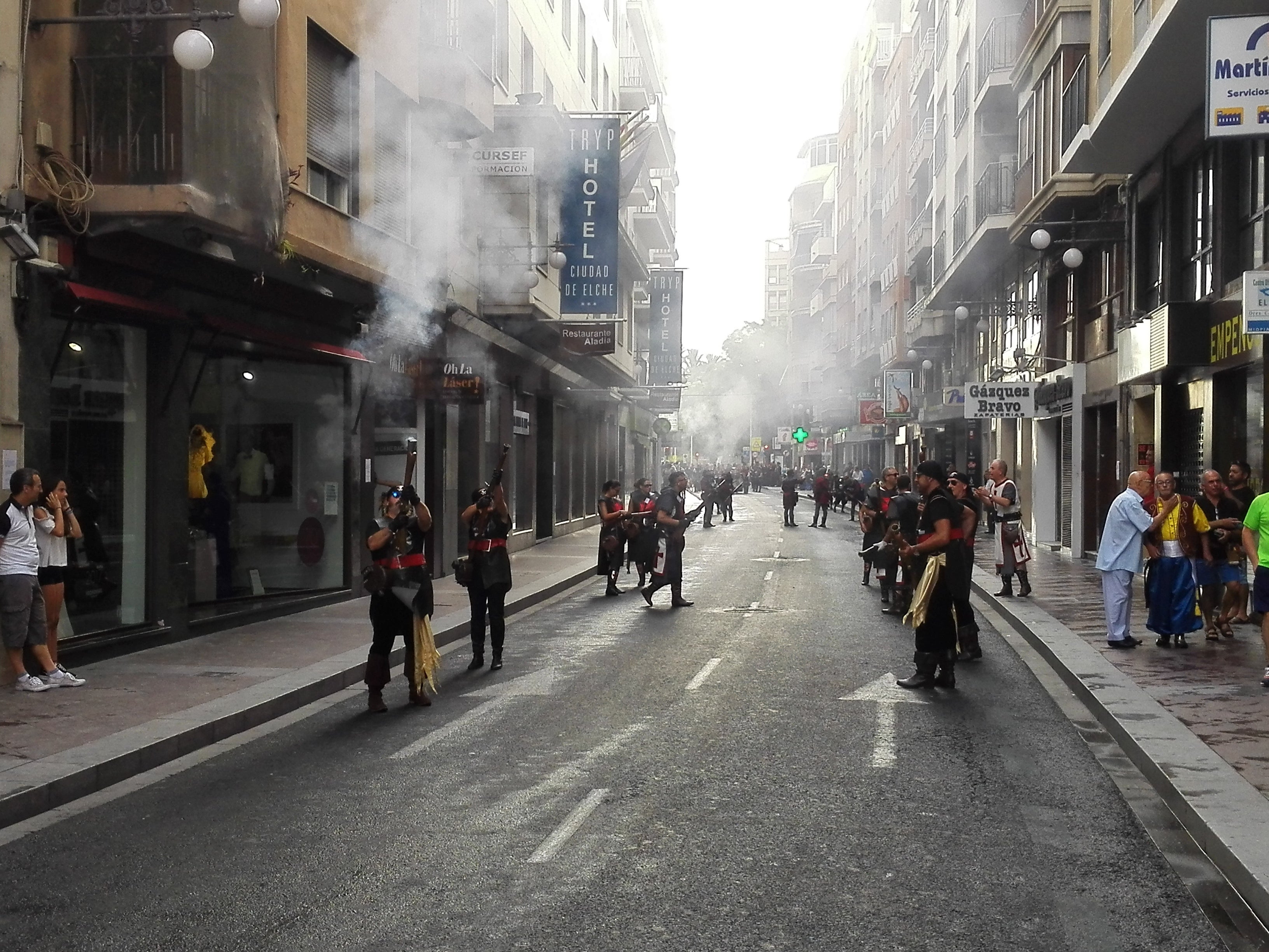 Elche despierta con el estruendo del Alardo Elche despierta con el estruendo del Alardo