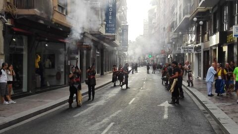 Festeros en uno Alardo de la Asociaci&oacute;n de Moros y Cristianos de Elche.