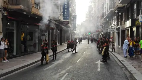 Festeros en uno Alardo de la Asociación de Moros y Cristianos de Elche. Festeros en uno Alardo de la Asociación de Moros y Cristianos de Elche.