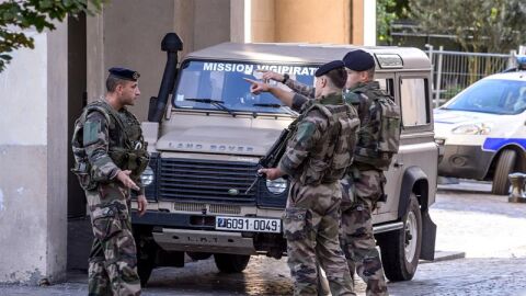 Militares en Par&iacute;s