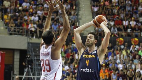 Pau Gasol con el bal&oacute;n en el Espa&ntilde;a-T&uacute;nez de preparaci&oacute;n para el Eurobasket 2017