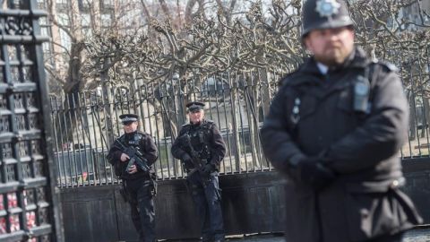Varios polic&iacute;as armados en el centro de Londres