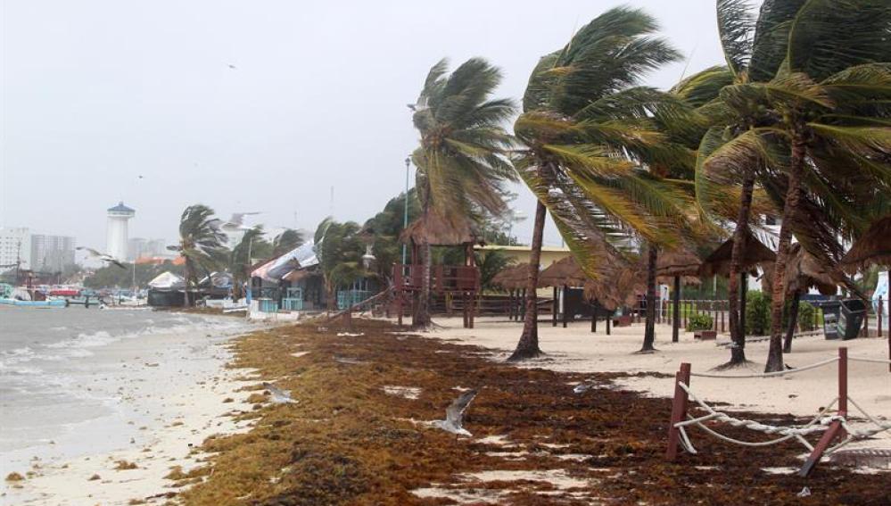 Fotografía de una playa con fuertes vientos debido a la influencia de la tormenta tropical Franklin