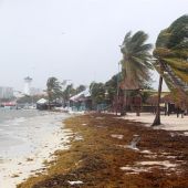 Fotografía de una playa con fuertes vientos debido a la influencia de la tormenta tropical Franklin