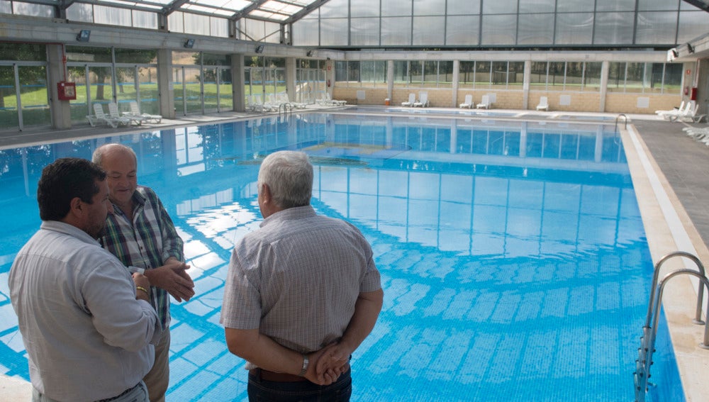 Javier Moliner en su visita a la piscina municipal.