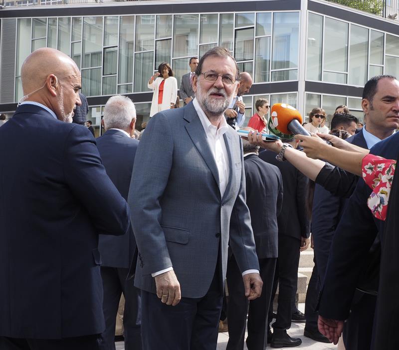 Rajoy dice que atacar al turismo es un "sinsentido y un disparate" Rajoy dice que atacar al turismo es un "sinsentido y un disparate"