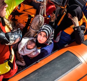 Rescate de una embarcación de refugiados Rescate de una embarcación de refugiados