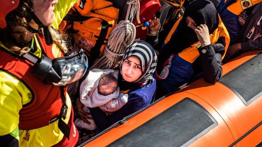 Rescate de una embarcaci&oacute;n de refugiados
