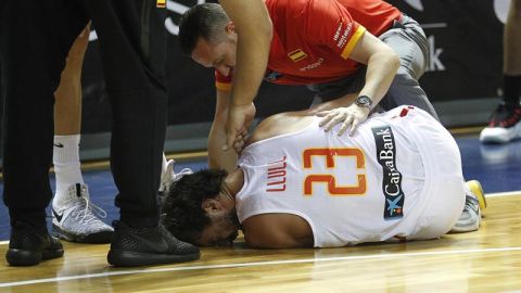 Sergio Llull se duele en la pista de su rodilla