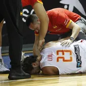 Sergio Llull se duele en la pista de su rodilla Sergio Llull se duele en la pista de su rodilla