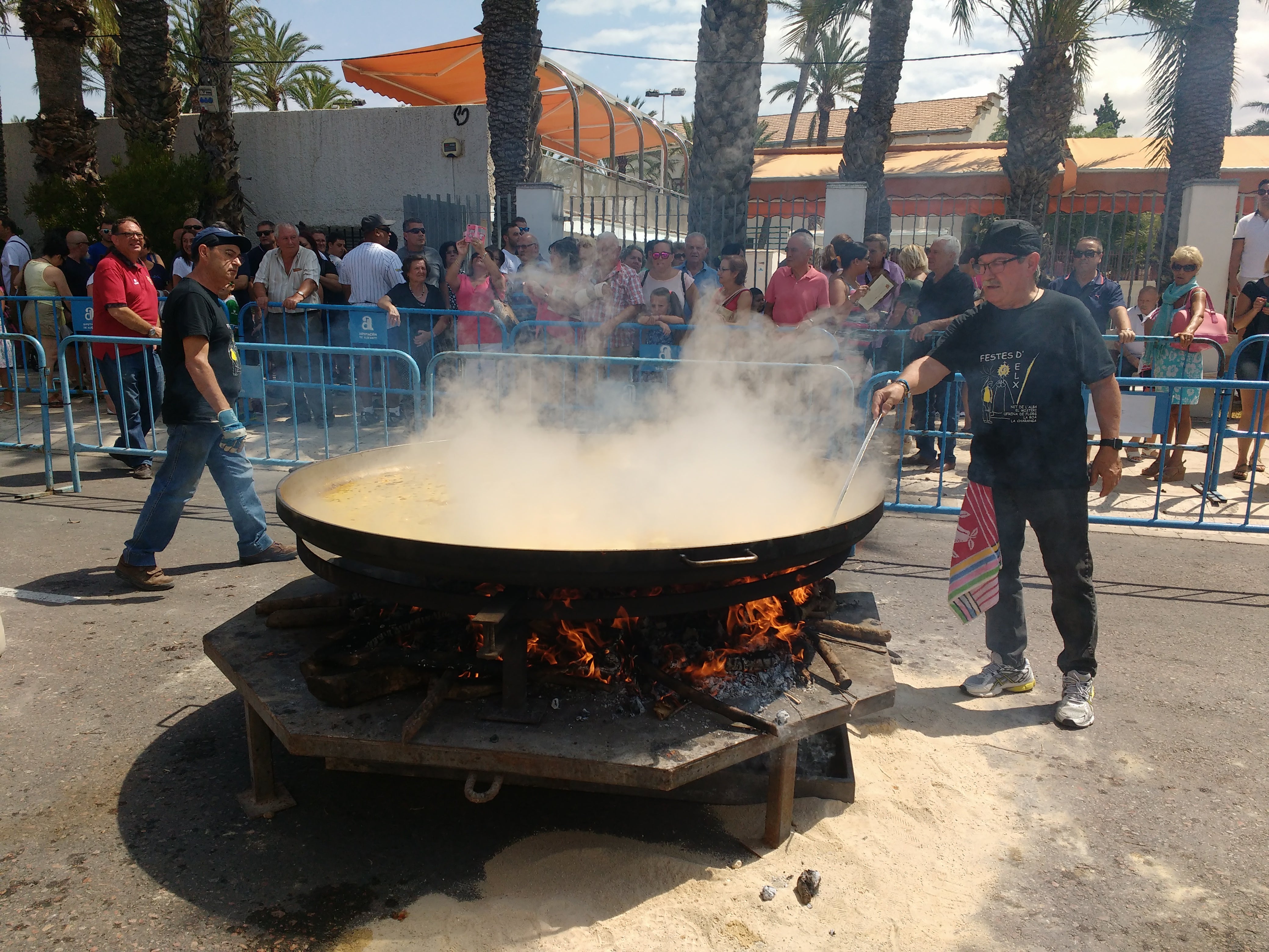 Elche reparte 4.000 raciones en un arroz con costra y una paella gigantes Elche reparte 4.000 raciones en un arroz con costra y una paella gigantes