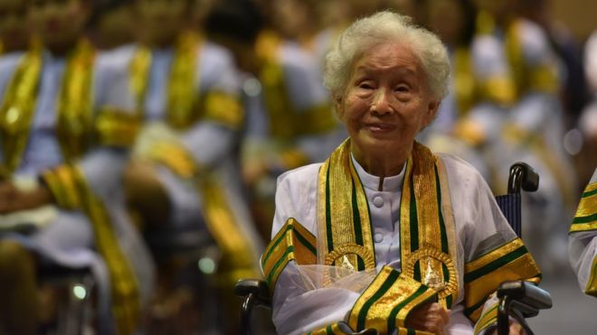 Una tailandesa consigue el título universitario a los 91 años Una tailandesa consigue el título universitario a los 91 años