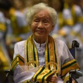 La tailandesa Kimlan Jinakul consigue el título universitario a los 91 años