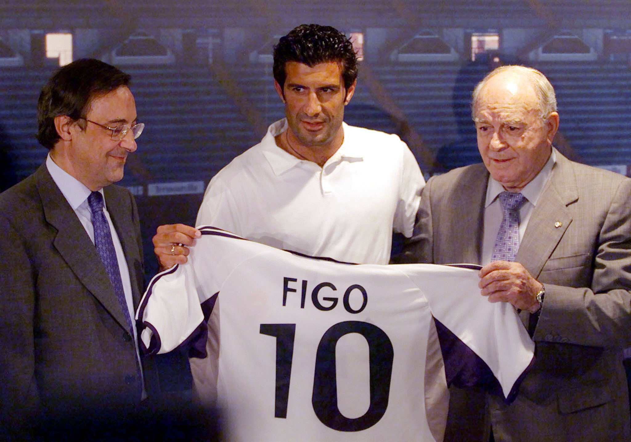 Florentino Pérez desvela cómo se fraguó el fichaje de Figo: "Fue como arrancarles el corazón a nuestros paisanos" Florentino Pérez desvela cómo se fraguó el fichaje de Figo: "Fue como arrancarles el corazón a nuestros paisanos"