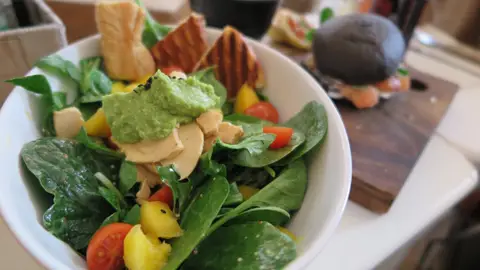 Las ensaladas pueden ser más o menos calóricas en función de sus ingredientes. Cada receta lleva un aporte calórico diferente.