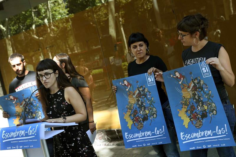 El lema de la CUP para el referéndum del 1-O: "Autodeterminación, desobediencia, Países Catalanes: barrámoslos" El lema de la CUP para el referéndum del 1-O: "Autodeterminación, desobediencia, Países Catalanes: barrámoslos"
