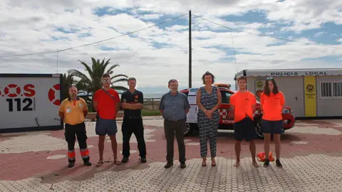 Los concejales Lorenzo y Puerta con efectivos de salvamento en la playa. Los concejales Lorenzo y Puerta con efectivos de salvamento en la playa.