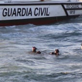 Miembros del GEAS rescatando el cadáver del inmigrante fallecido