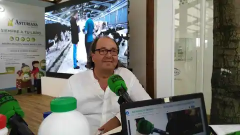Mario Suárez del Fueyo en el stand de Central Lechera Asturiana en la FIDMA Entrevista en el programa "Gijón en la Onda"
