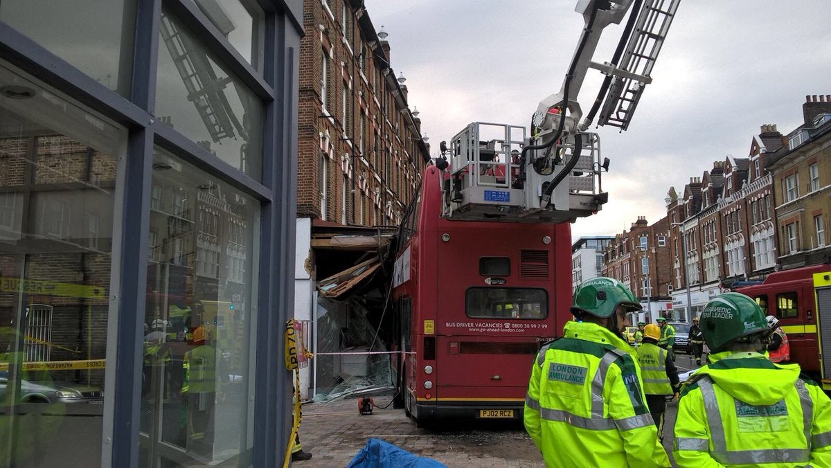 Un autobús de dos plantas se empotra en Londres contra una tienda Un autobús de dos plantas se empotra en Londres contra una tienda