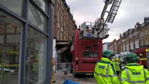 Autob&uacute;s accidentado en Londres
