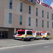 Ambulancias estacionados junto al área de Rehabilitación del Hospital del Vinalopó de Elche