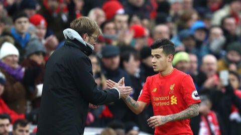 J&uuml;rgen Klopp junto a Coutinho en un partido del Liverpool