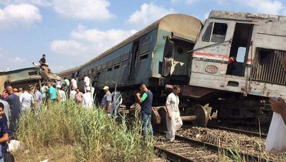 Imagen del tren siniestrado en Alejandría (Egipto)