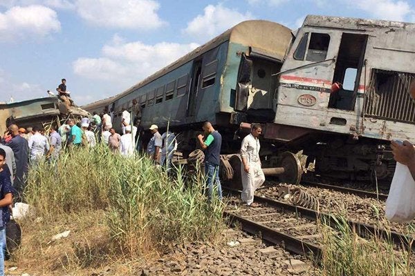Al menos 36 muertos y 123 heridos en un choque de trenes en Egipto Al menos 36 muertos y 123 heridos en un choque de trenes en Egipto