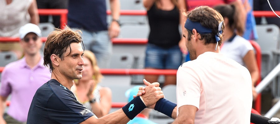 Roger Federer saluda a Davi Ferrar en el Masters de Montreal Roger Federer saluda a Davi Ferrar en el Masters de Montreal