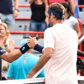 Roger Federer saluda a Davi Ferrar en el Masters de Montreal Roger Federer saluda a Davi Ferrar en el Masters de Montreal