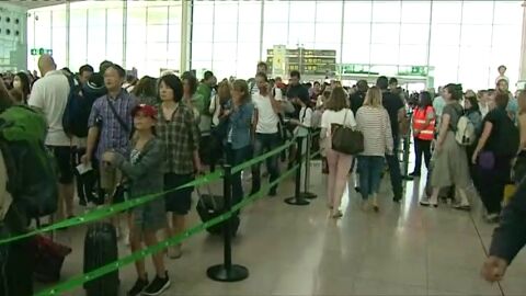 Pasajeros se quejan en el aeropuerto de El Prat por la huelga de Eulen