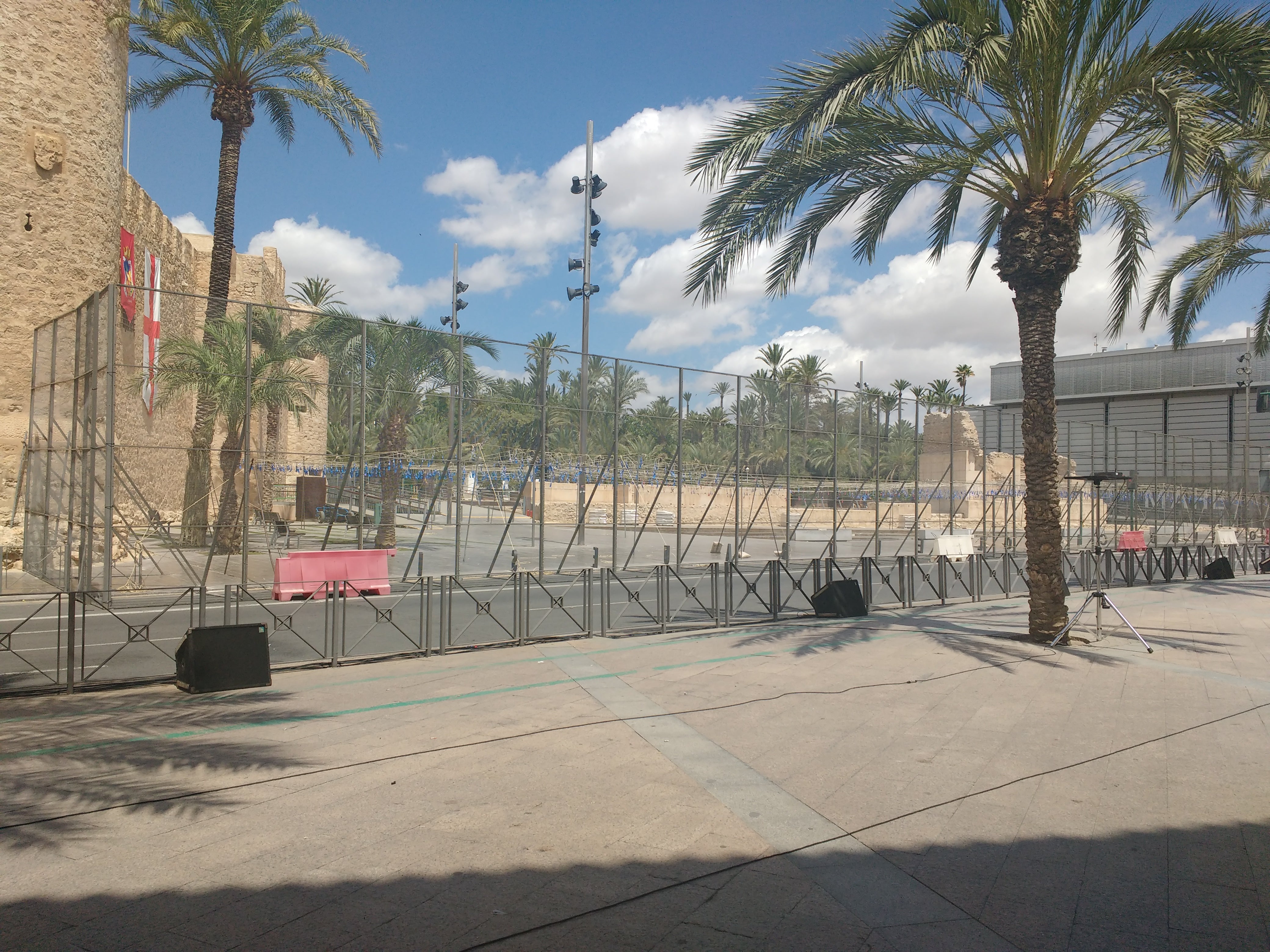 El Ayuntamiento de Elche valora cambiar la ubicación de las mascletás de agosto o reducir su carga explosiva El Ayuntamiento de Elche valora cambiar la ubicación de las mascletás de agosto o reducir su carga explosiva