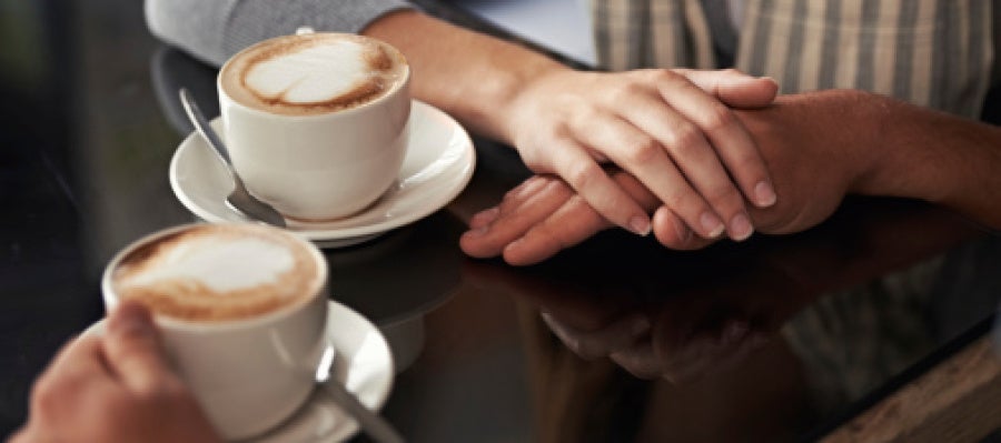 Una pareja toma café Una pareja toma café