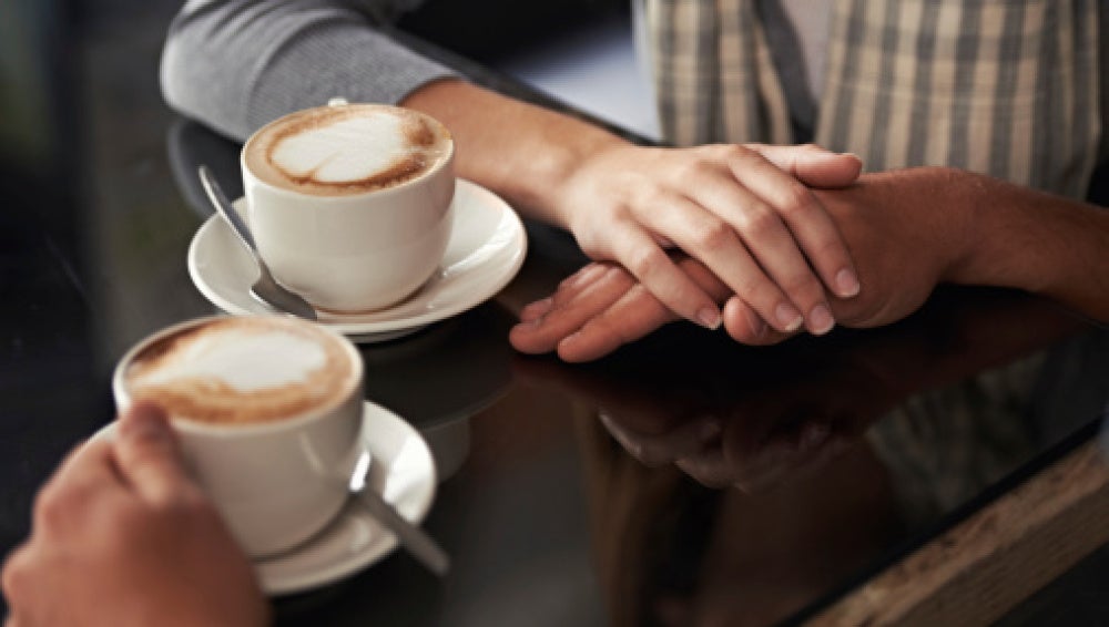 Una pareja toma café