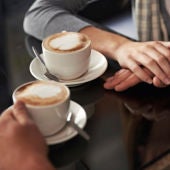 Una pareja toma café
