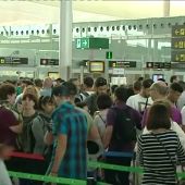 Pasajeros se quejan en el aeropuerto de El Prat por la huelga de Eulen