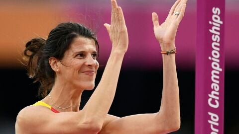 Ruth Beitia saluda al p&uacute;blico de Londres durante la final de salto de altura
