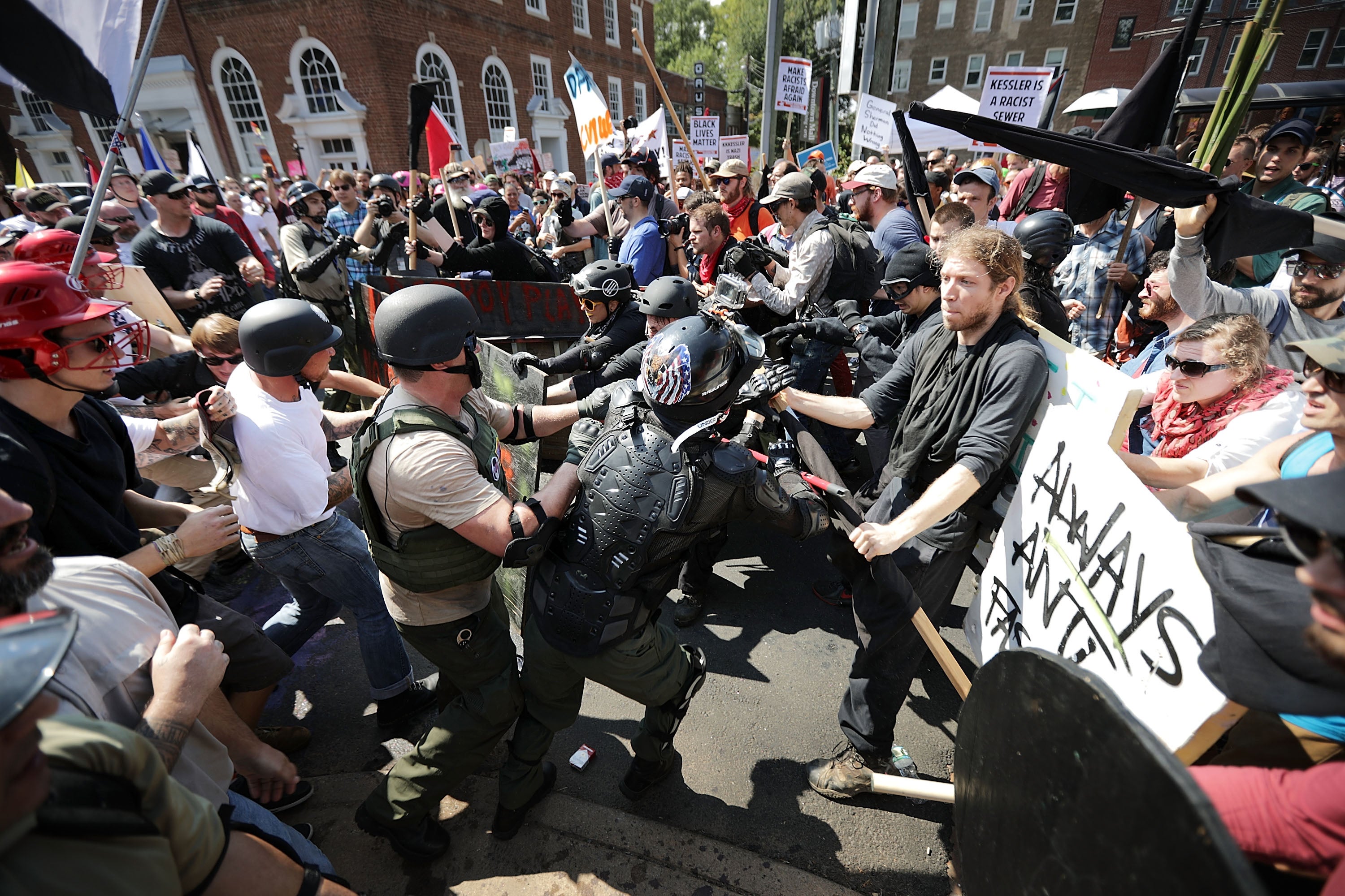 Declarado el estado de emergencia en Charlottesville por los altercados en una marcha supremacista Declarado el estado de emergencia en Charlottesville por los altercados en una marcha supremacista