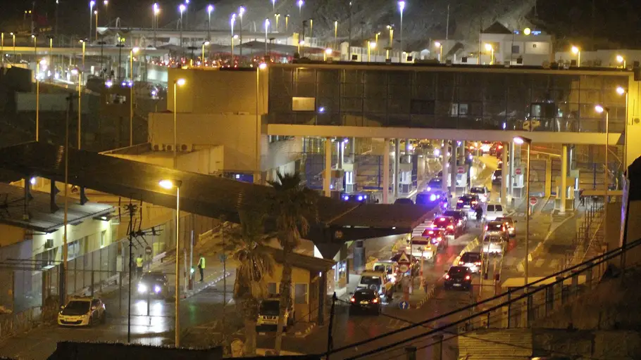 Vista del paso fronterizo del Tarajal de Ceuta con Marruecos, que cerró el transito de personas y vehículos ante la amenaza de un nuevo intento de asalto de inmigrantes subsaharianos Vista del paso fronterizo del Tarajal de Ceuta con Marruecos, que cerró el transito de personas y vehículos ante la amenaza de un nuevo intento de asalto de inmigrantes subsaharianos