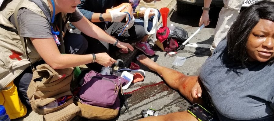Uno de los heridos, siendo atendido por los servicios sanitarios Uno de los heridos, siendo atendido por los servicios sanitarios
