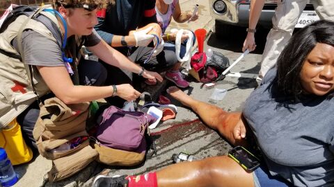 Uno de los heridos, siendo atendido por los servicios sanitarios