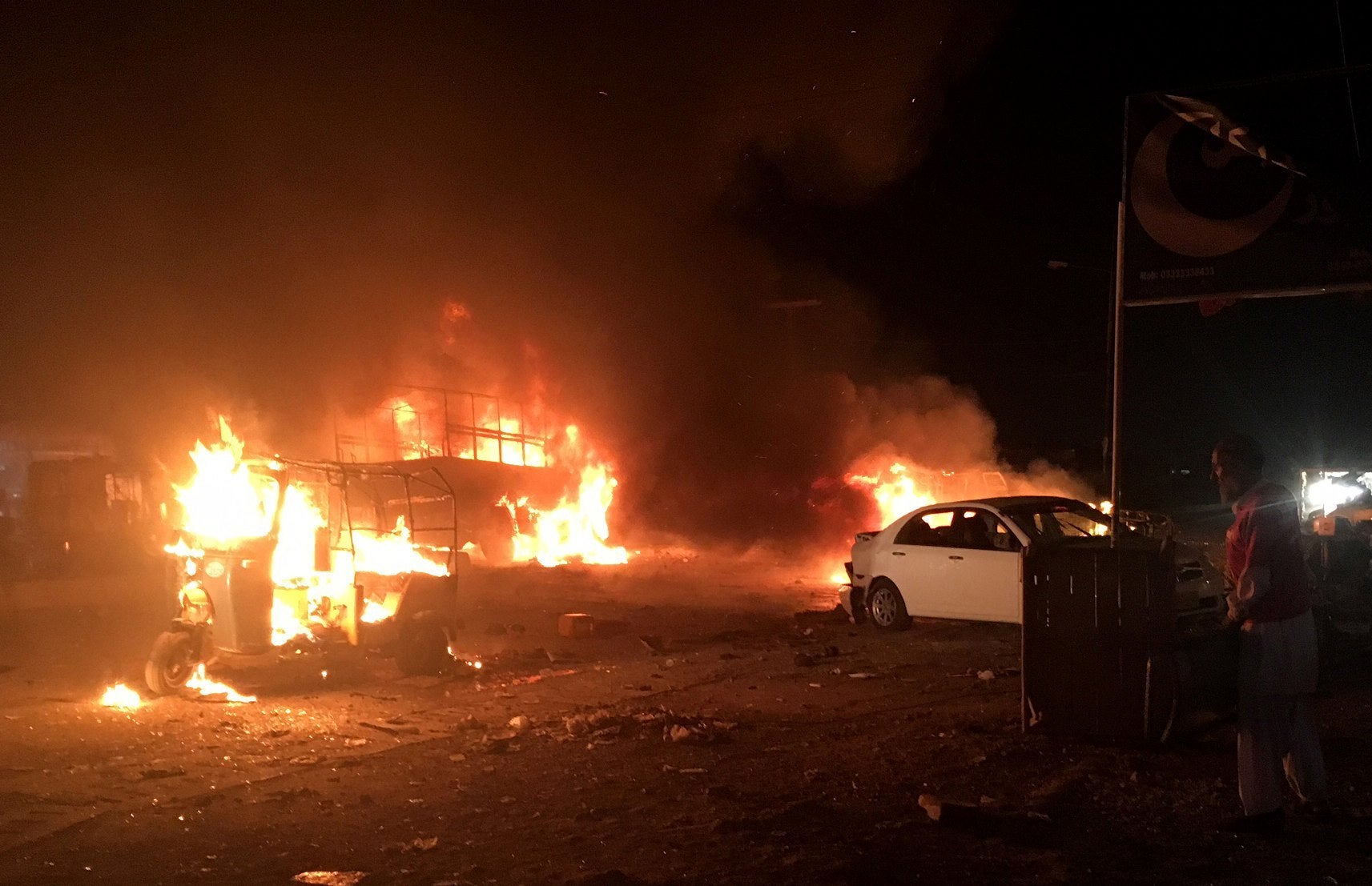 Al menos 15 muertos y 25 heridos en un atentado con bomba en Pakistán Al menos 15 muertos y 25 heridos en un atentado con bomba en Pakistán