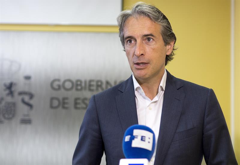 De la Serna anuncia que el dispositivo de la Guardia Civil para El Prat ya está en marcha De la Serna anuncia que el dispositivo de la Guardia Civil para El Prat ya está en marcha