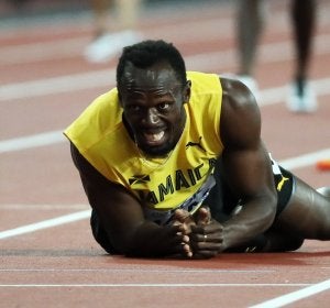 Usain Bolt cae lesionado en la final del 4x100 Usain Bolt cae lesionado en la final del 4x100