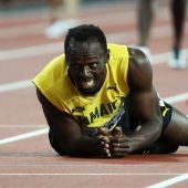 Usain Bolt cae lesionado en la final del 4x100