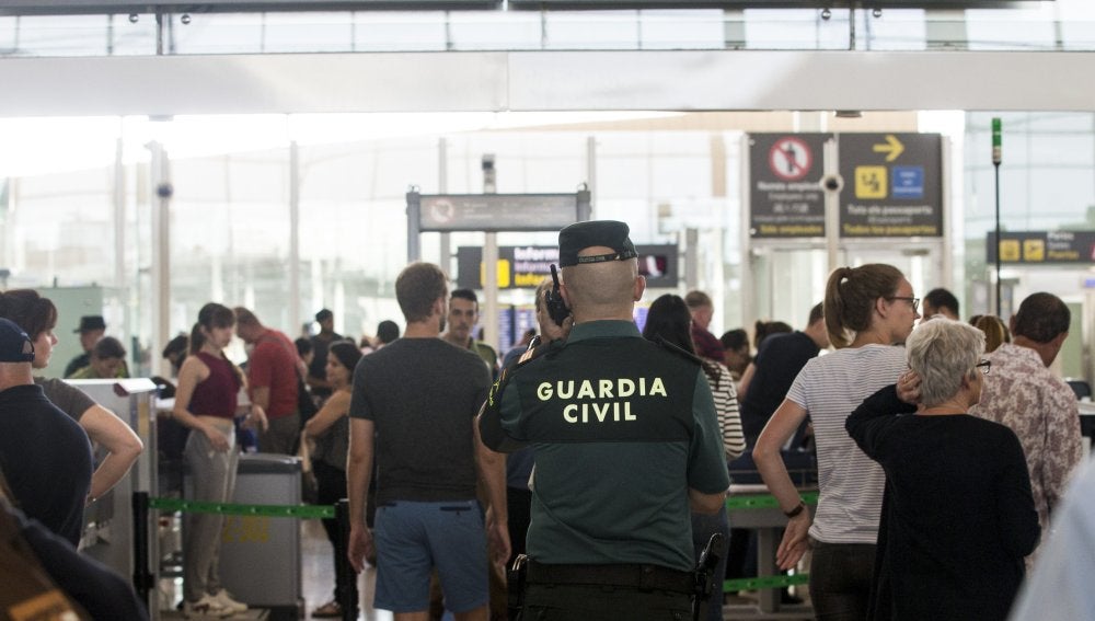 Guardia Civil en el Aeropuerto de El Prat-Barcelona